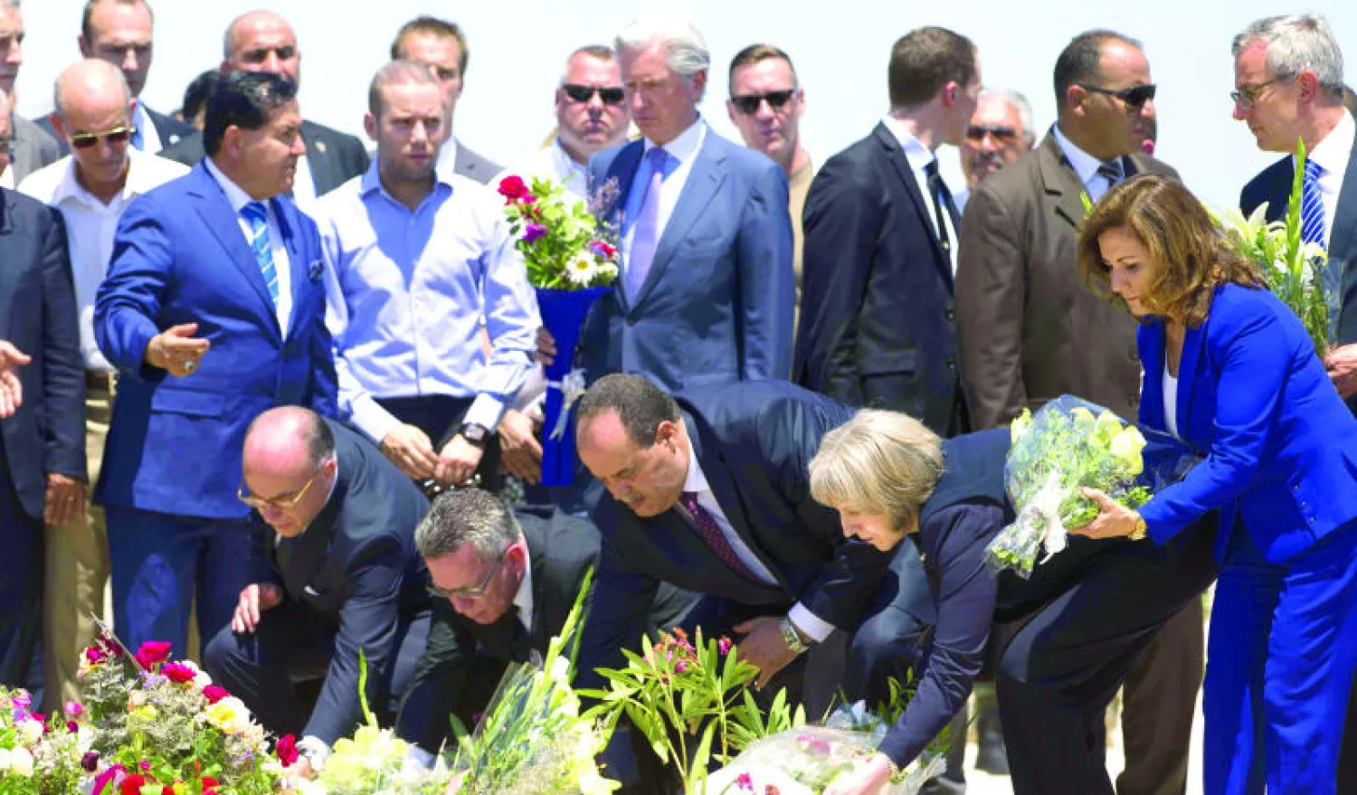 وزراء داخلية تونس وفرنسا وبريطانيا وألمانيا يضعون أكاليل من الزهور في مكان الجريمة الإرهابية في سوسة تخليدا وتكريما لأرواح الضحايا (أ.ف.ب)