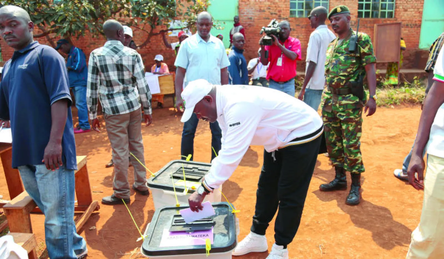 رئيس بوروندي بيير نكورونزيزا يدلي بصوته في مركز اقتراع خلال الانتخابات البرلمانية في موامبا بمقاطعة نغوزي أمس (أ.ب)