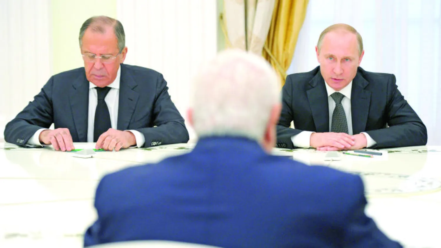 الرئيس الروسي فلادمير بوتين ووزير خارجيته سيرغي لافروف خلال اجتماعهما أمس بوليد المعلم في موسكو أمس (إ.ب.أ)