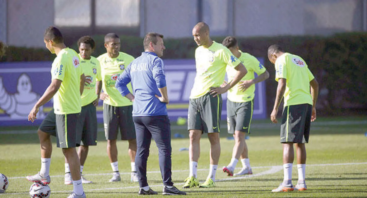 دونغا مدرب البرازيل مطالب بالنهوض بمستوى لاعبيه قبل تصفيات مونديال 2018 (إ.ب.أ)
