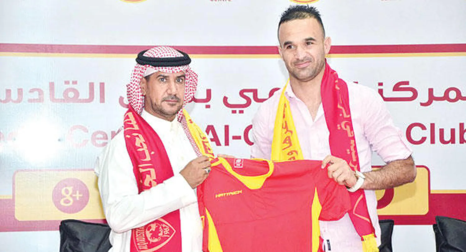 قائد وفاق سطيف ملولي خلال توقيعه للقادسية أمس (تصوير: المركز الإعلامي للقادسية)