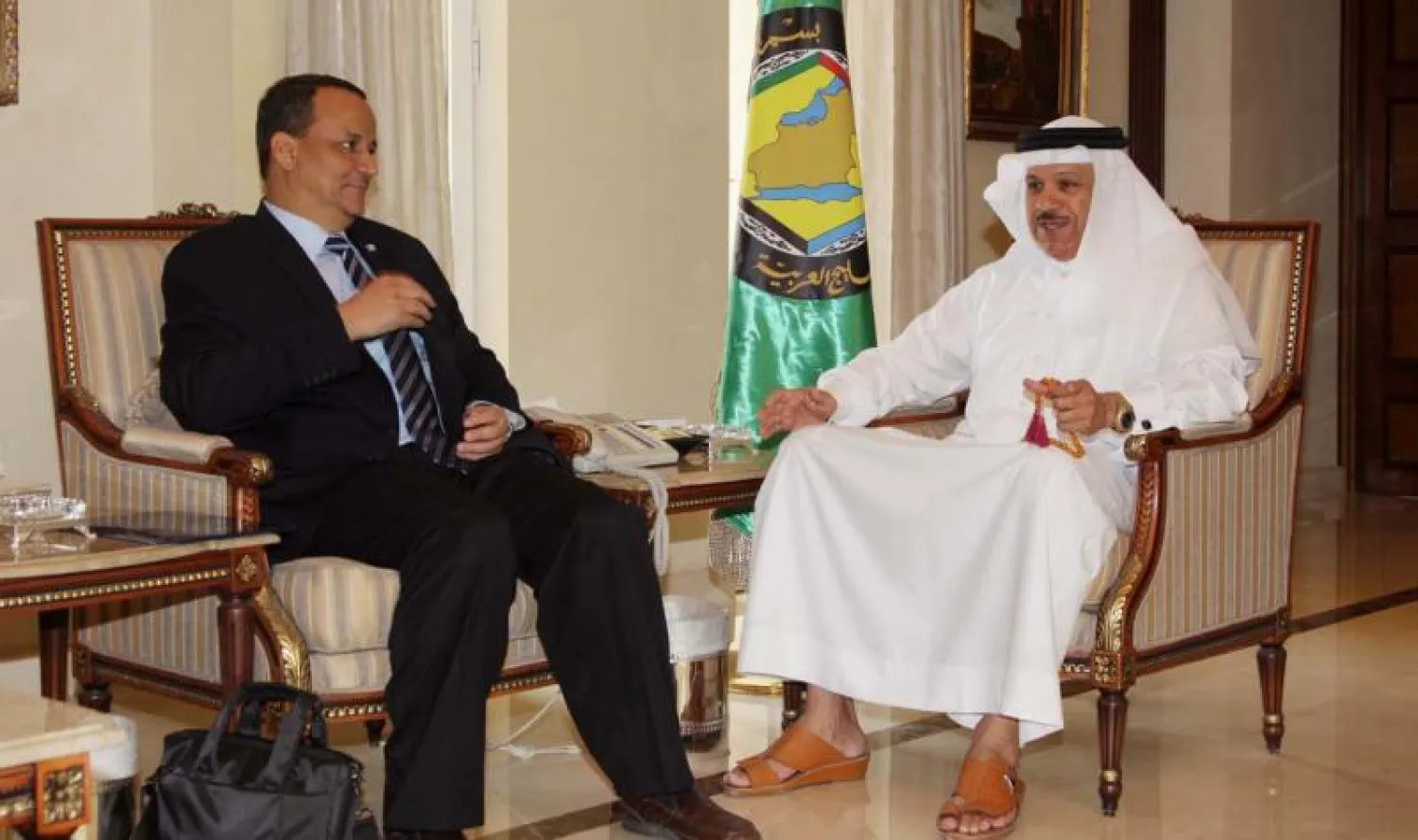 أمين عام مجلس التعاون يبحث تطورات الأوضاع ونتائج مشاورات جنيف مع المبعوث الأممي لليمن