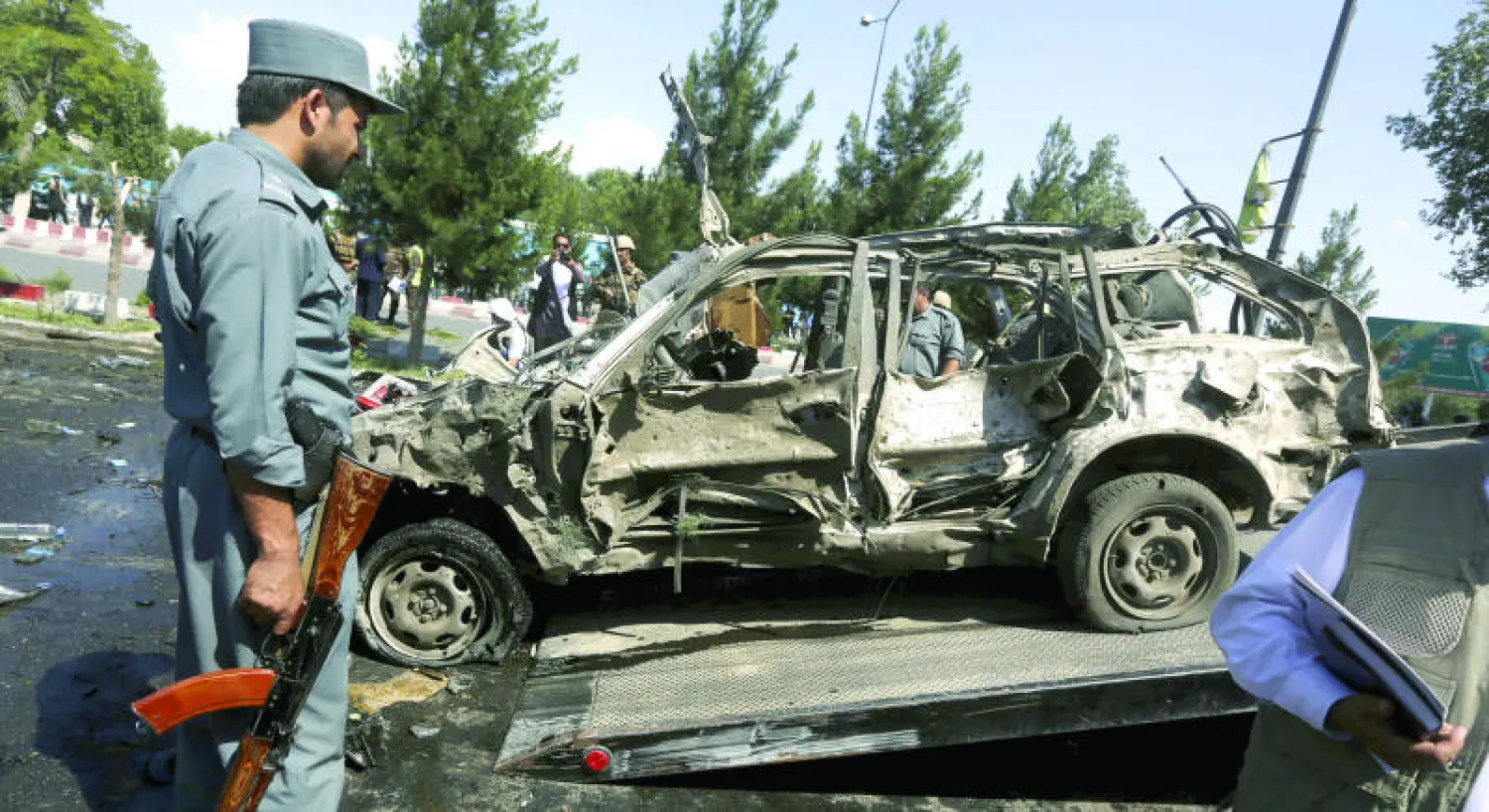 جندي أفغاني قرب موقع التفجير الانتحاري ضد موكب الناتو في شارع المطار بالعاصمة كابل أمس (رويترز)