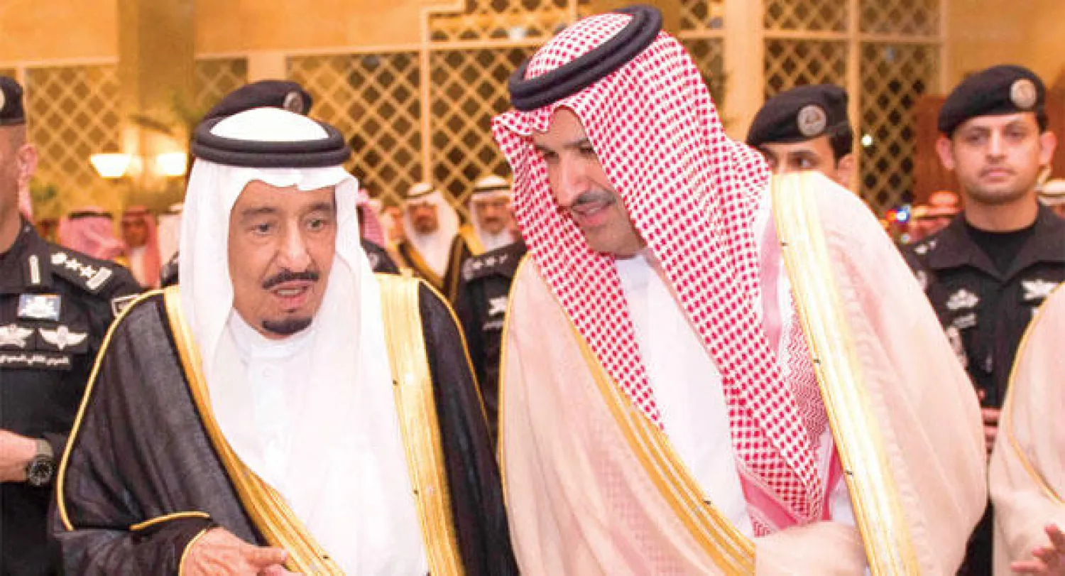 الملك سلمان بن عبد العزيز خادم الحرمين الشريفين لدى وصوله إلى المدينة المنورة وفي استقباله الأمير فيصل بن سلمان أمير المنطقة (واس)