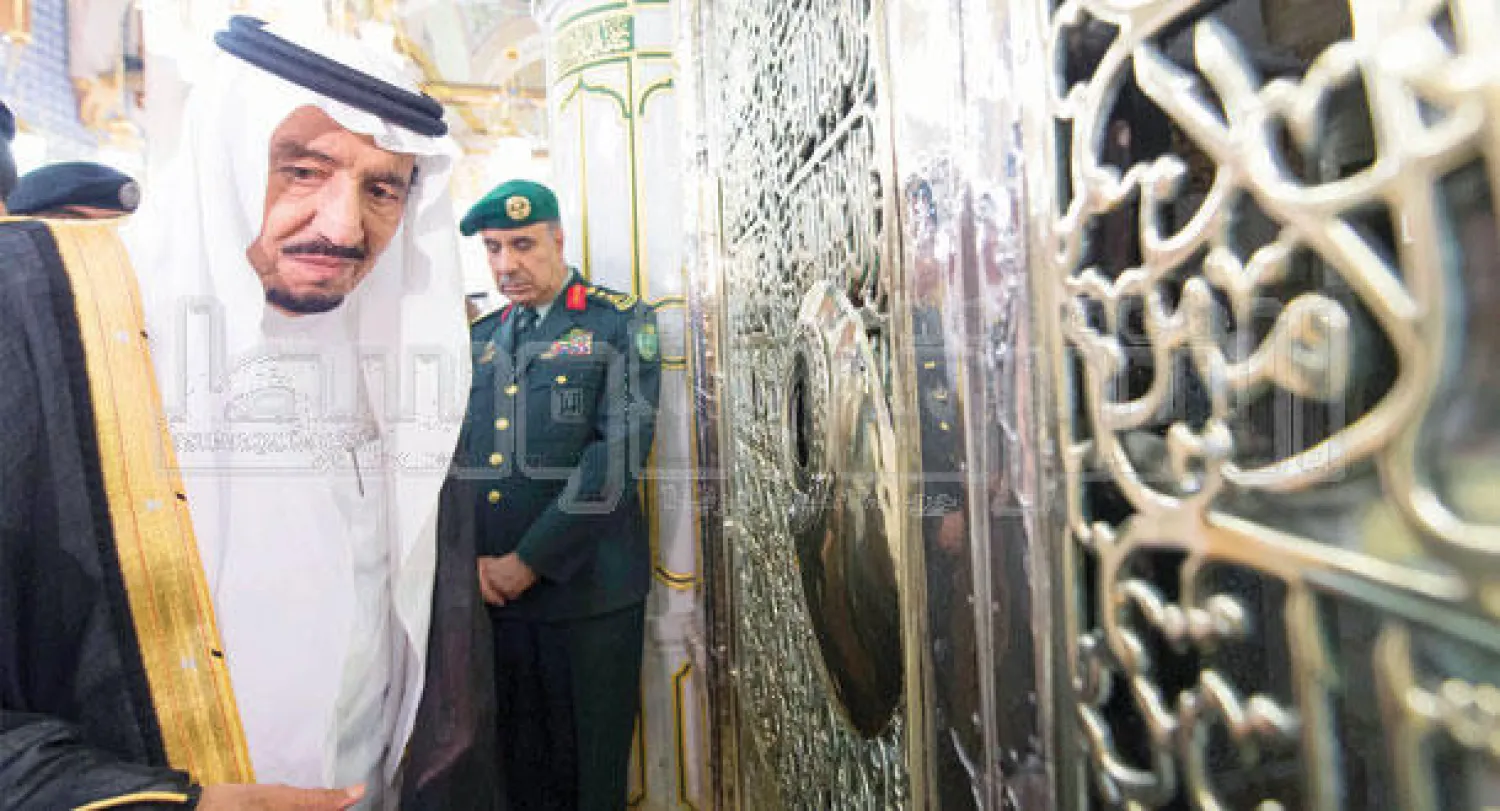 خادم الحرمين الشريفين لدى زيارته الروضة الشريفة بالمسجد النبوي وتشرفه بالسلام على الرسول محمد صلى الله عليه وسلم (تصوير: بندر الجلعود)