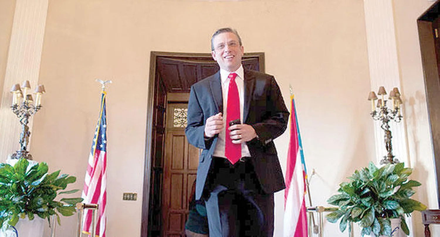 حاكم بورتو ريكو أليخاندرو غارسيا باديلا («نيويورك تايمز»)