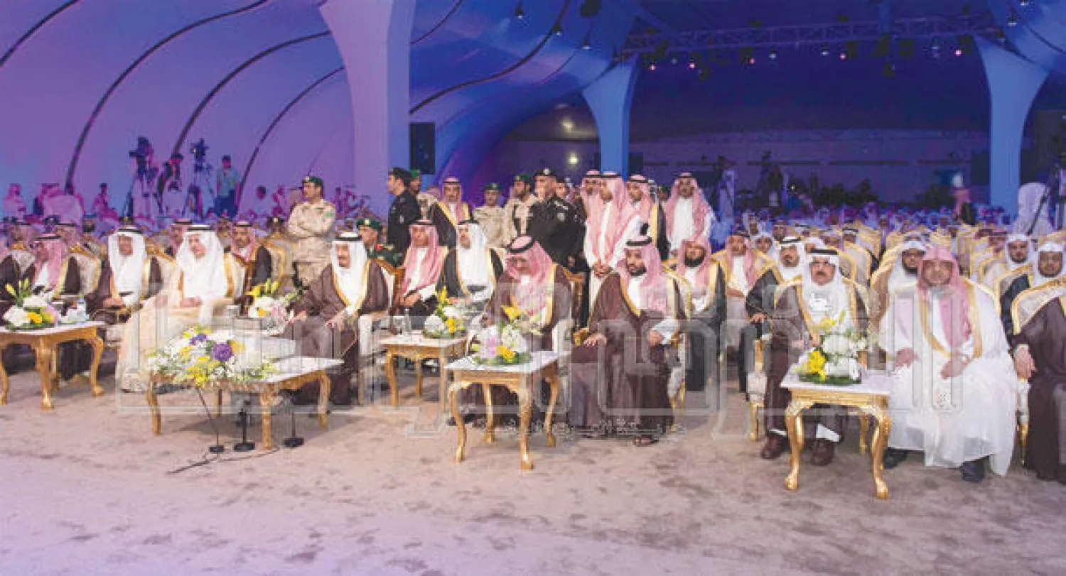 الملك سلمان بن عبد العزيز متوسطًا عددًا من الأمراء وكبار المسؤولين خلال حضوره حفل أهالي المدينة المنورة (تصوير: بندر الجلعود)