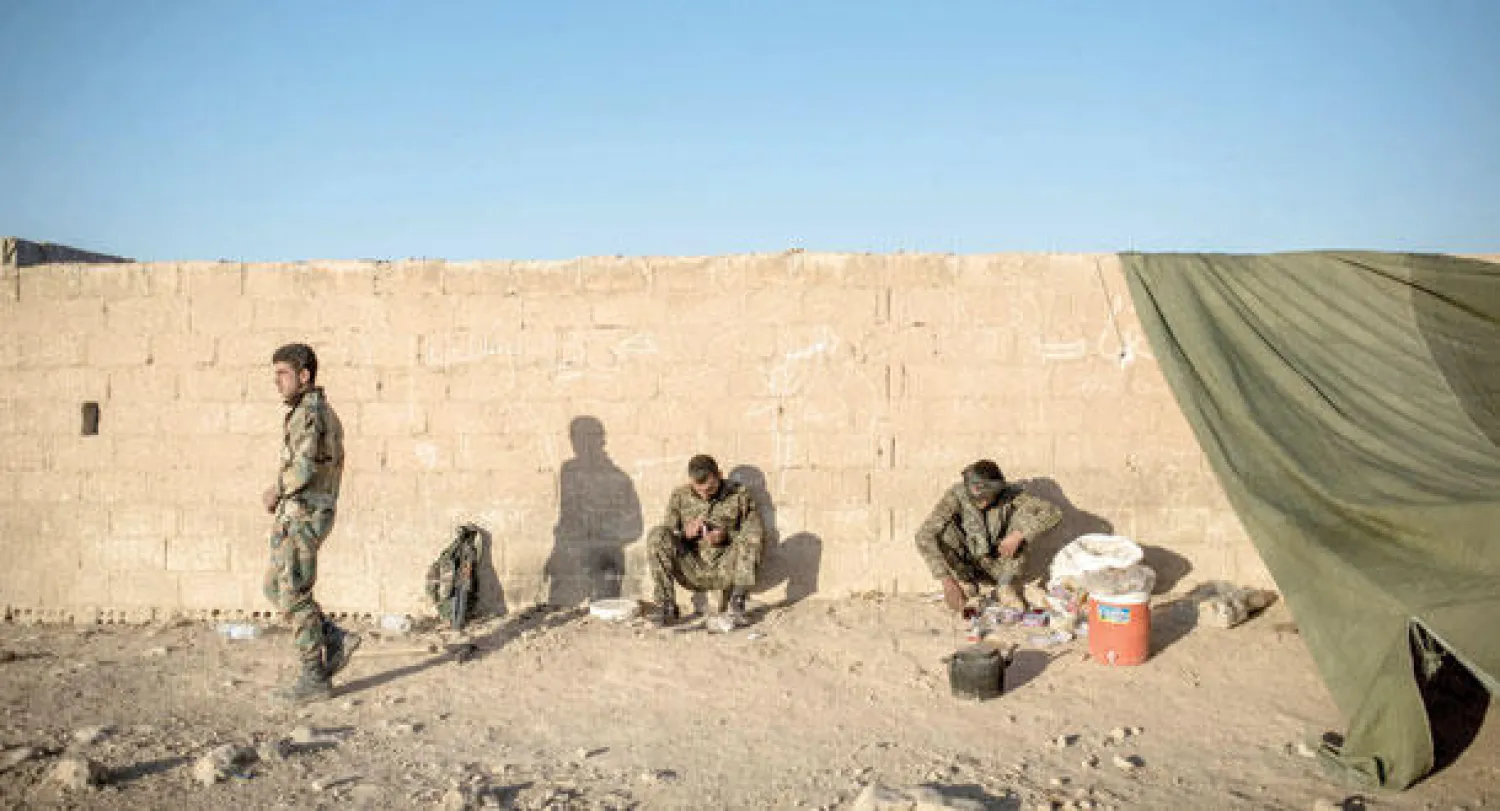 مقاتلون أكراد في مدينة الحسكة شمال شرقي سوريا في لحظة استراحة من معارك مع تنظيم «داعش» (أ.ف.ب)