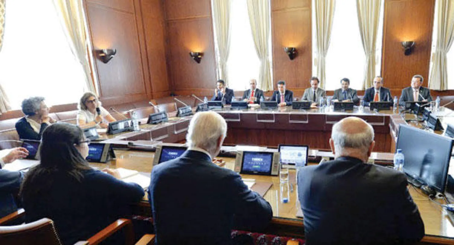 صورة من موقع الأمم المتحدة لدي ميستورا لدى لقائه وفد الائتلاف السوري المعارض في جنيف أمس