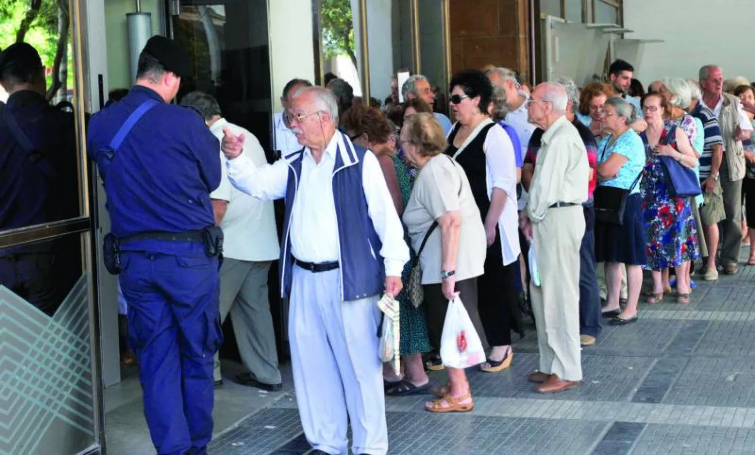 متقاعدون في أثينا في  طابور للحصول على معاشاتهم (ا.ف.ب)