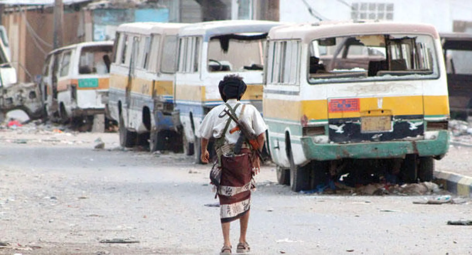 عنصر من المقاومة المسلحة الموالية للرئيس الشرعي هادي في عدن أمس (أ.ف.ب)