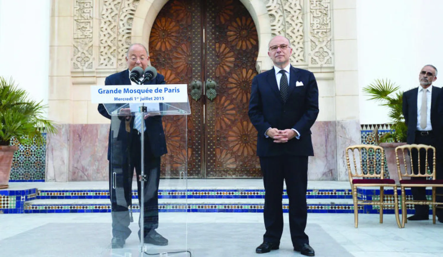 دليل بوبكر يلقي خطابا أثناء الإفطار وإلى يمينه وزير الداخلية الفرنسي في مسجد باريس الكبير أول من أمس (أ.ف.ب)
