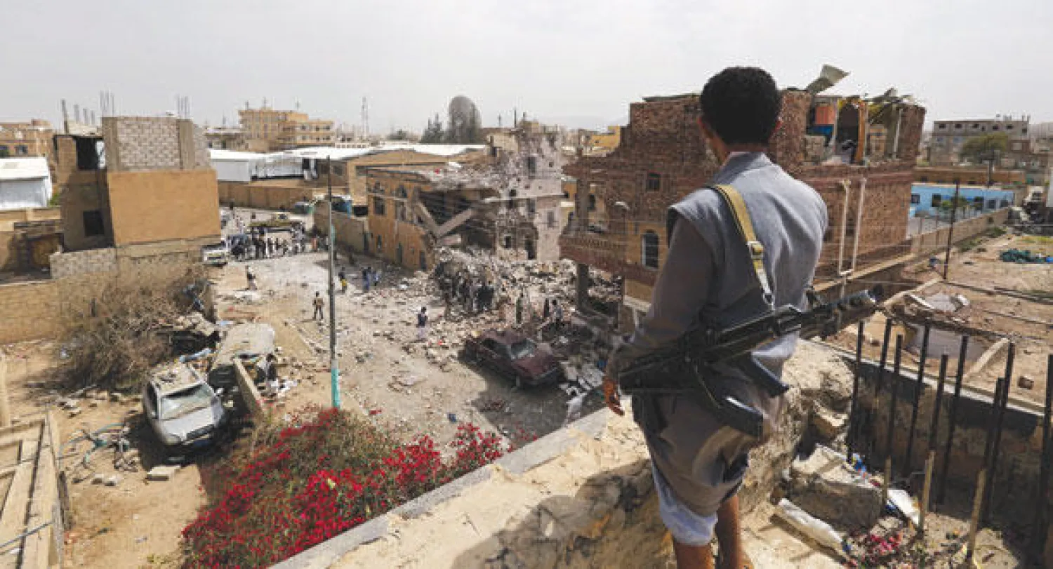 عنصر من الميليشيات الحوثية المسلحة يقف في نقطة مراقبة على أحد الأسطح في صنعاء أمس (إ.ب.أ)