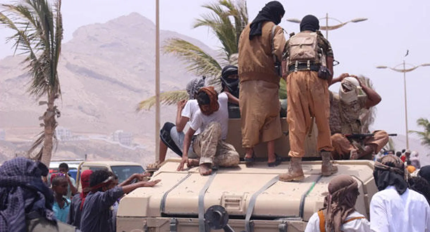 عناصر من تنظيم {القاعدة في اليمن} في أحد شوارع المكلا أمس («الشرق الأوسط»)