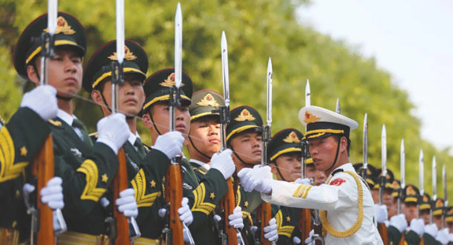 جنود تابعون لحرس الشرف الصيني يتدربون قبل بدء مراسم حفل استقبال رئيس سنغافورة توني تان كنغ يام في بكين أمس (إ.ب.أ)