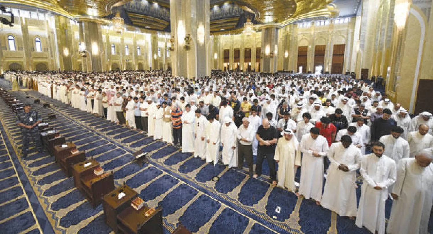 أدى أمير الكويت الشيخ صباح الأحمد الجابر الصباح صلاة الجمعة في مسجد الدولة الكبير وهي الصلاة الجامعة بين الطائفتين السنية والشيعية، والتي تهدف لتعزيز التلاحم في أعقاب الحادث الإرهابي الذي شهده مسجد الامام الصادق الأسبوع الماضي (رويترز)