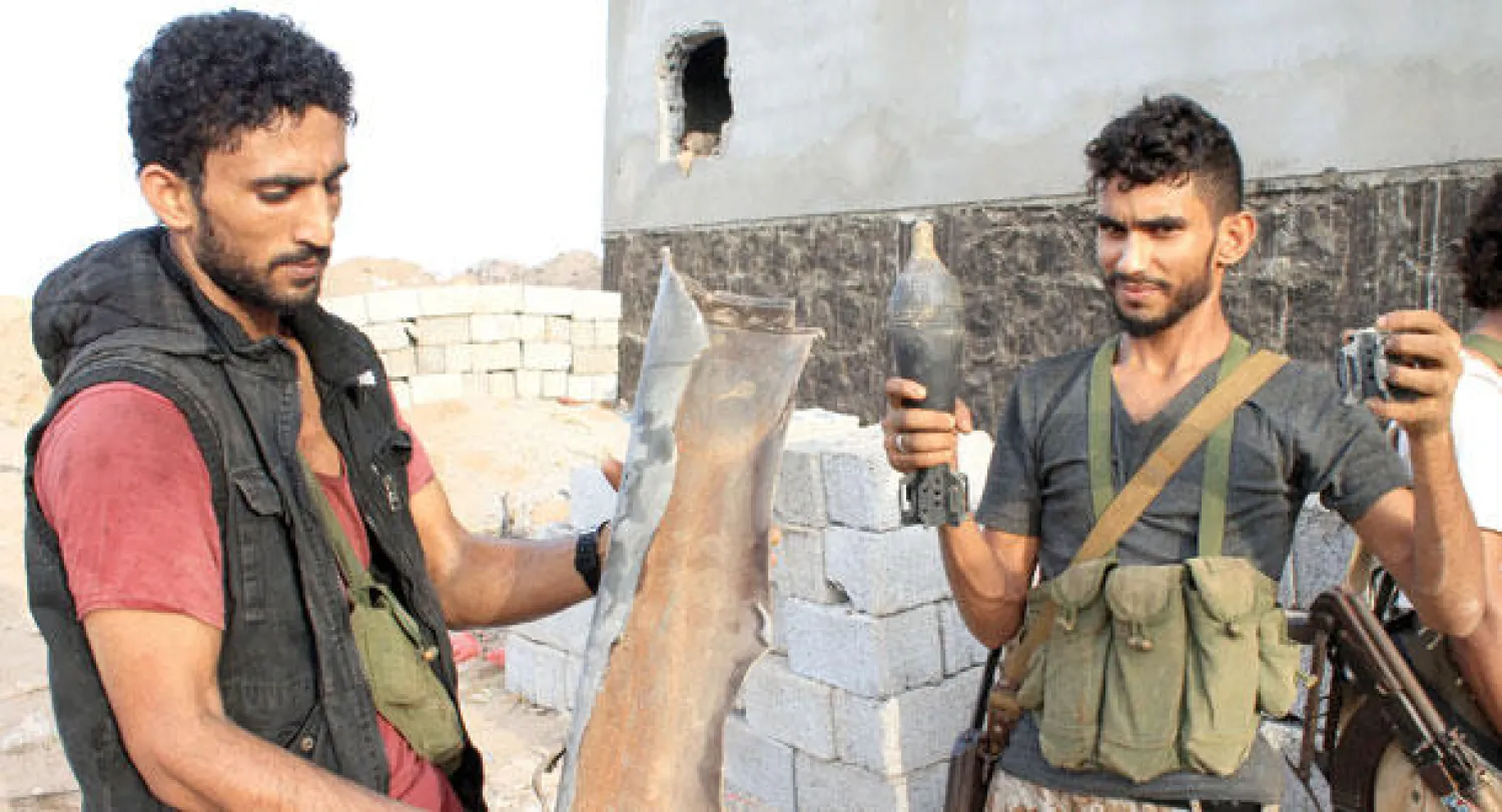 مقاتلون من المقاومة الشعبية في منطقة دار السعد التابعة لعدن أمس (أ.ف.ب)
