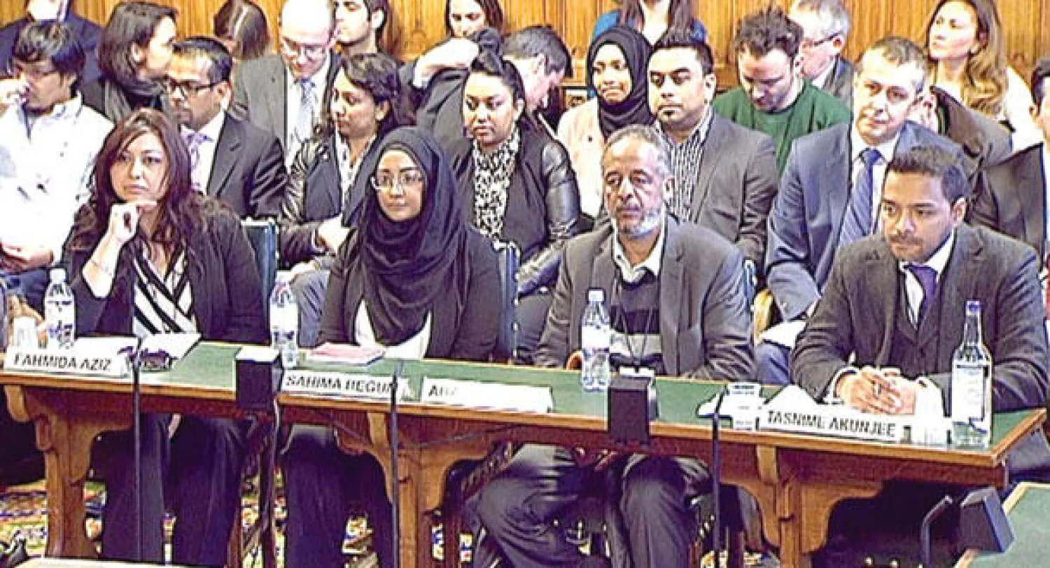 فاهميدة عزيز قريبة خديجة سلطان وسهيمة بيغوم شقيقة شميمة بيغوم وحسين عباس والد أميرة عباس والمحامي تسنيم أكونجي خلال جلسة تقصي حقائق في البرلمان البريطاني في شهر مارس الماضي (غيتي)