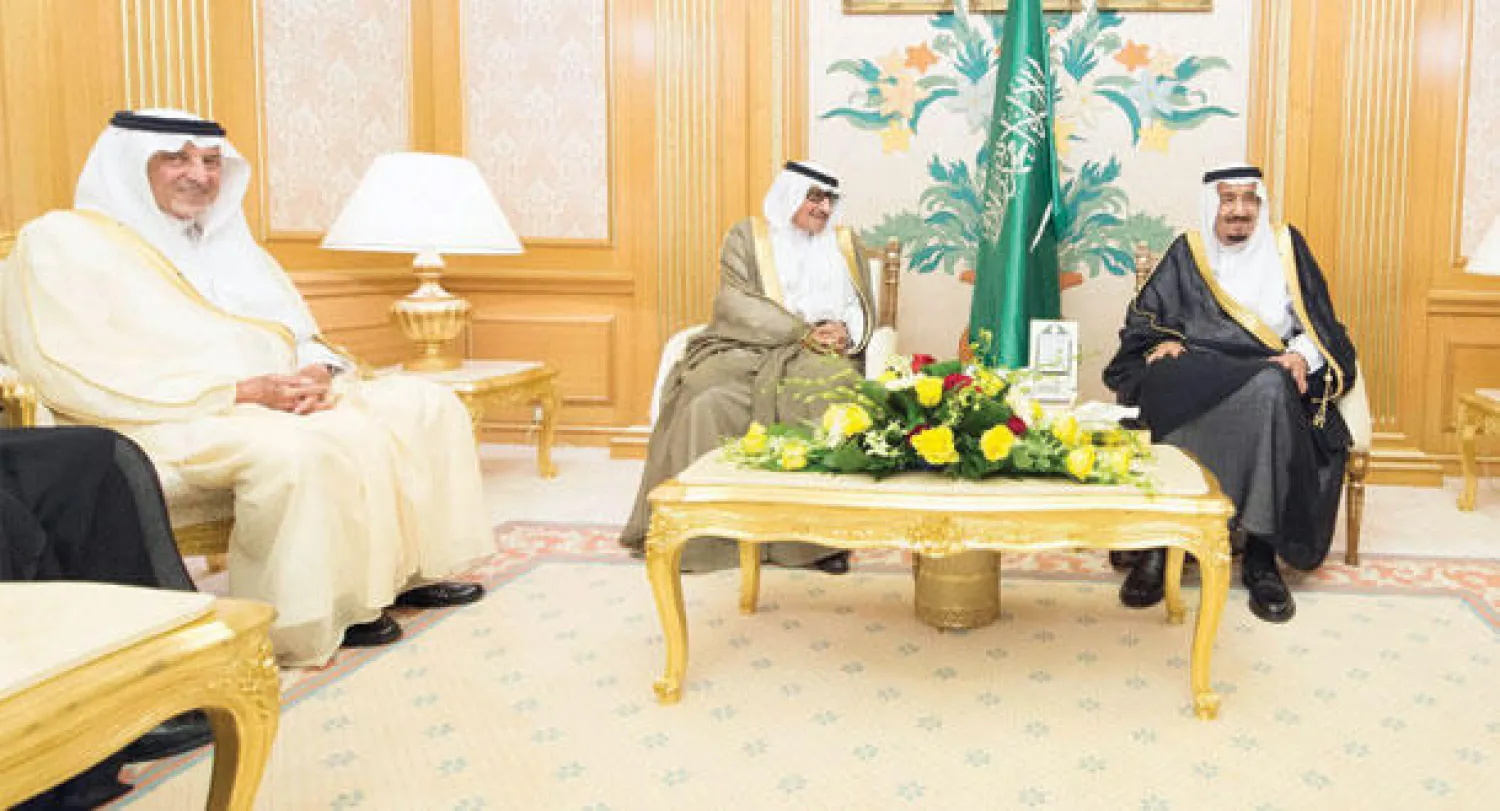 خادم الحرمين الشريفين الملك سلمان بن عبد العزيز وإلى جواره الفقيد الأمير عبد الله بن عبد العزيز بن مساعد أمير منطقة الحدود الشمالية فيما يبدو الأمير خالد الفيصل أمير منطقة مكة المكرمة وذلك ضمن لقاء الملك سلمان بأمراء المناطق في جدة الأسبوع الماضي (واس)