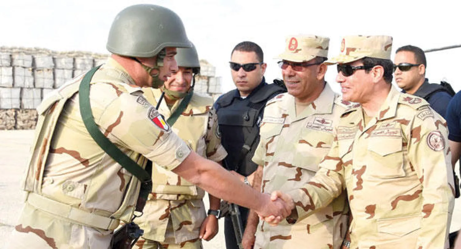 الرئيس المصري عبد الفتاح السيسي يتفقد وحدات القوات المسلحة في سيناء مرتديا الزي العسكري لأول مرة منذ توليه السلطة (رويترز)