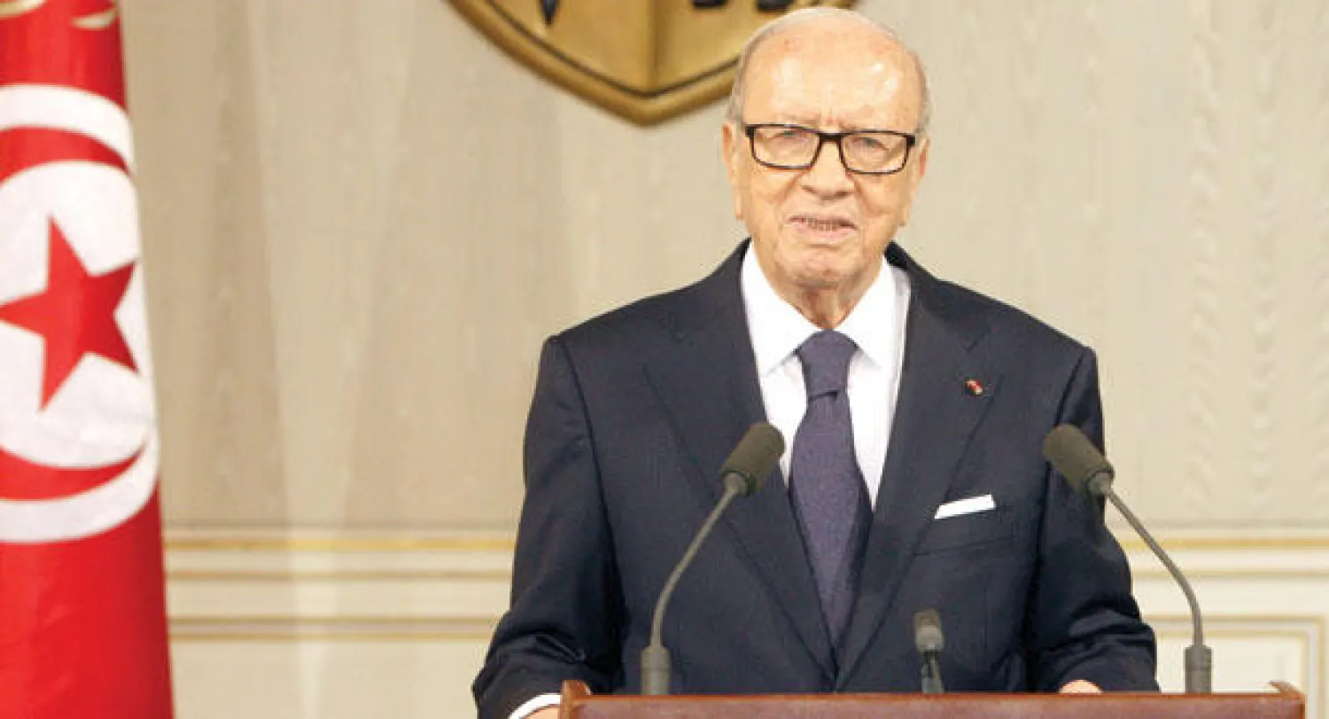 الرئيس التونسي الباجي قائد السبسي أثناء المؤتمر الصحافي الذي أعلن فيه حالة الطوارئ أمس (أ.ف.ب)