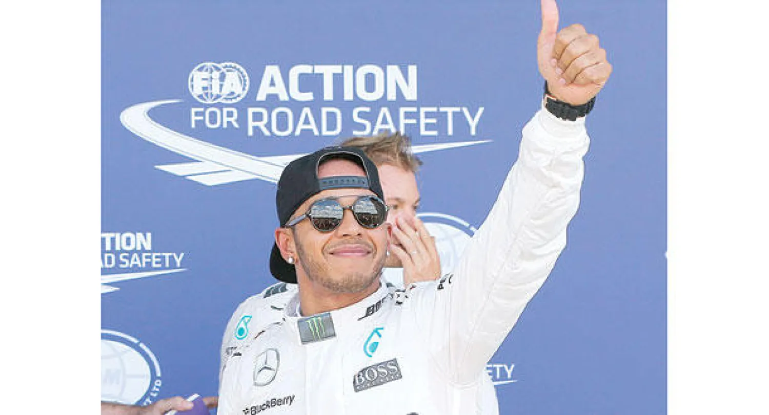 هاميلتون يحيي الجماهير بعد تصدره التجارب في حلبة سيلفرستون (إ.ب.أ)