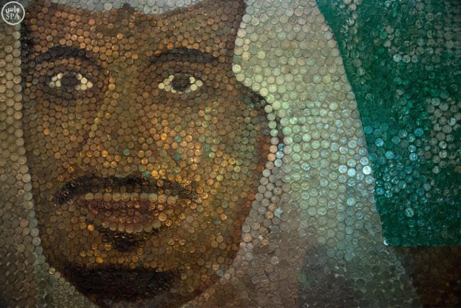 سعودي يسعى لدخول موسوعة «غينيس» بجدارية من 50 ألف عملة معدنية