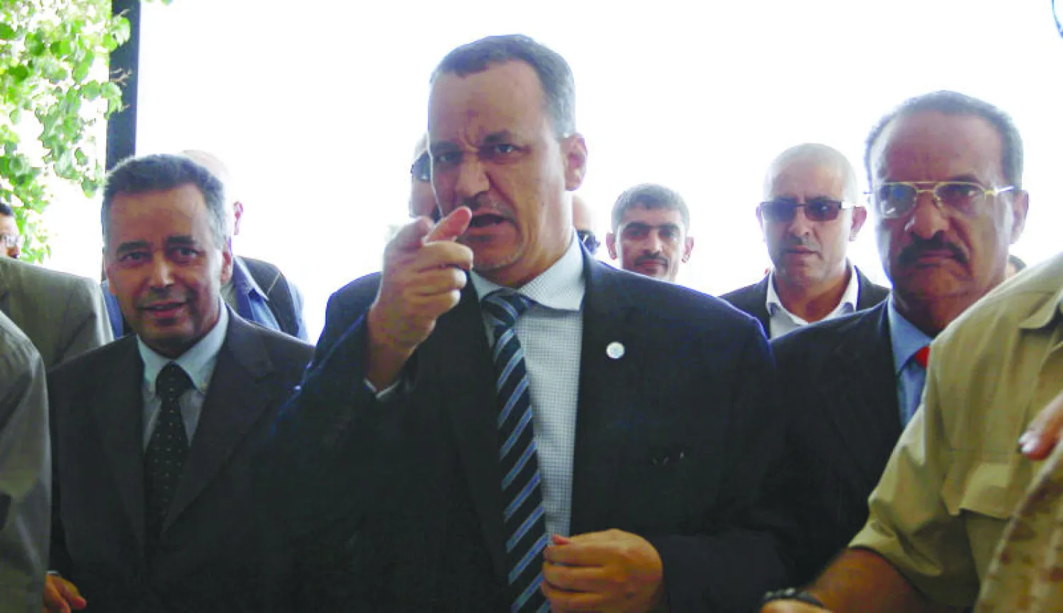 المبعوث الأممي إسماعيل ولد الشيخ أحمد لدى وصوله إلى مطار صنعاء أمس (أ.ب)