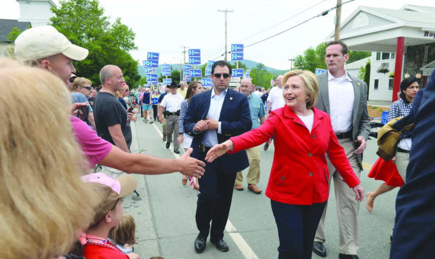 كلينتون في مسيرة احتفال الاستقلال الأميركي في مدينة غلين بولاية نيو هامبشاير أول من أمس (أ.ف.ب)