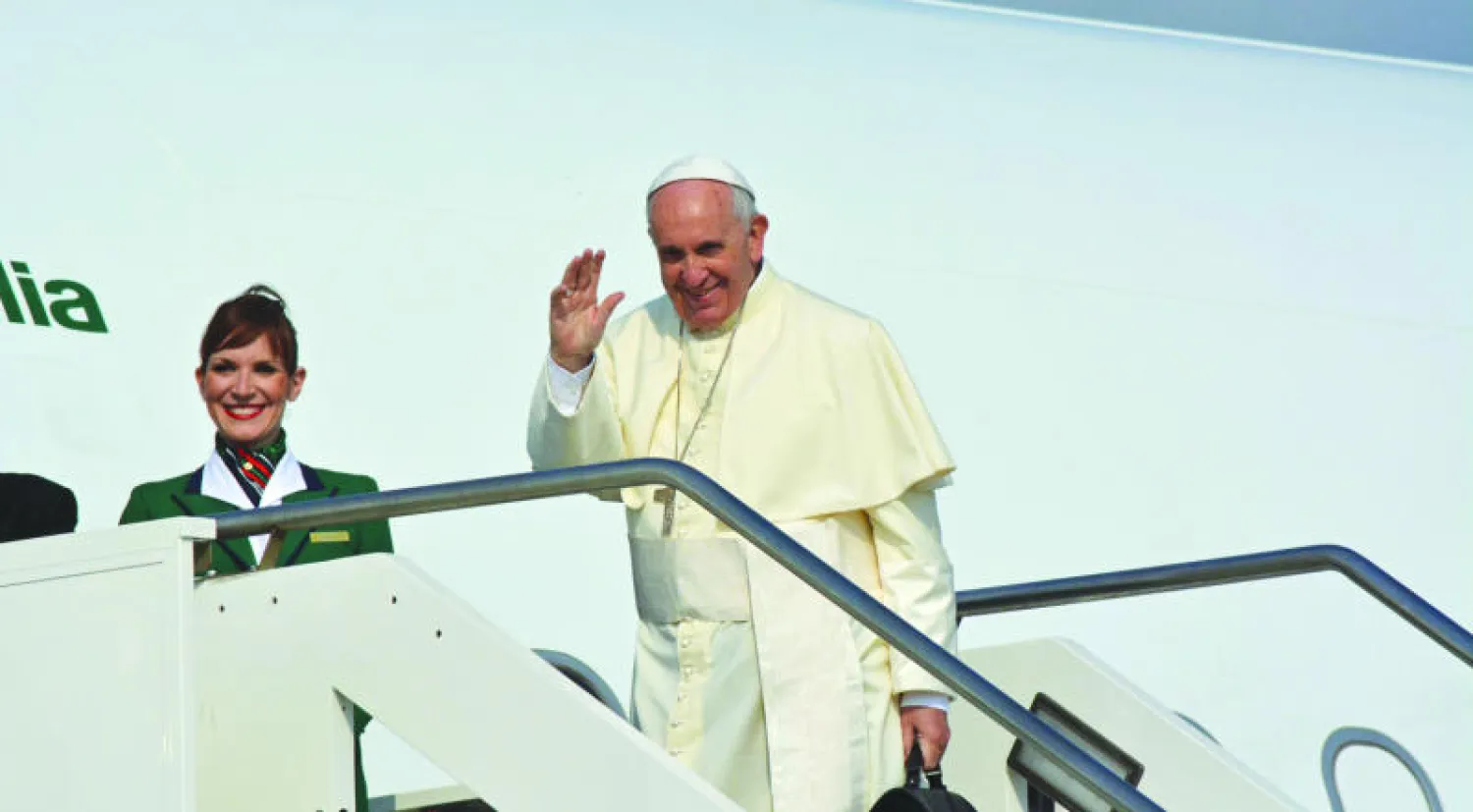 البابا فرانسيس قبل أن يغادر مطار ليوناردو دا فينشي في روما بإيطاليا أمس (إ.ب.أ)