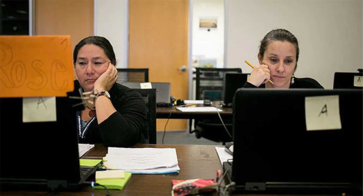 موظفتان  من بيرسون خلال عملية تصحيح مقالات للطلاب في اختبارات النواة المشتركة (نيويورك تايمز)