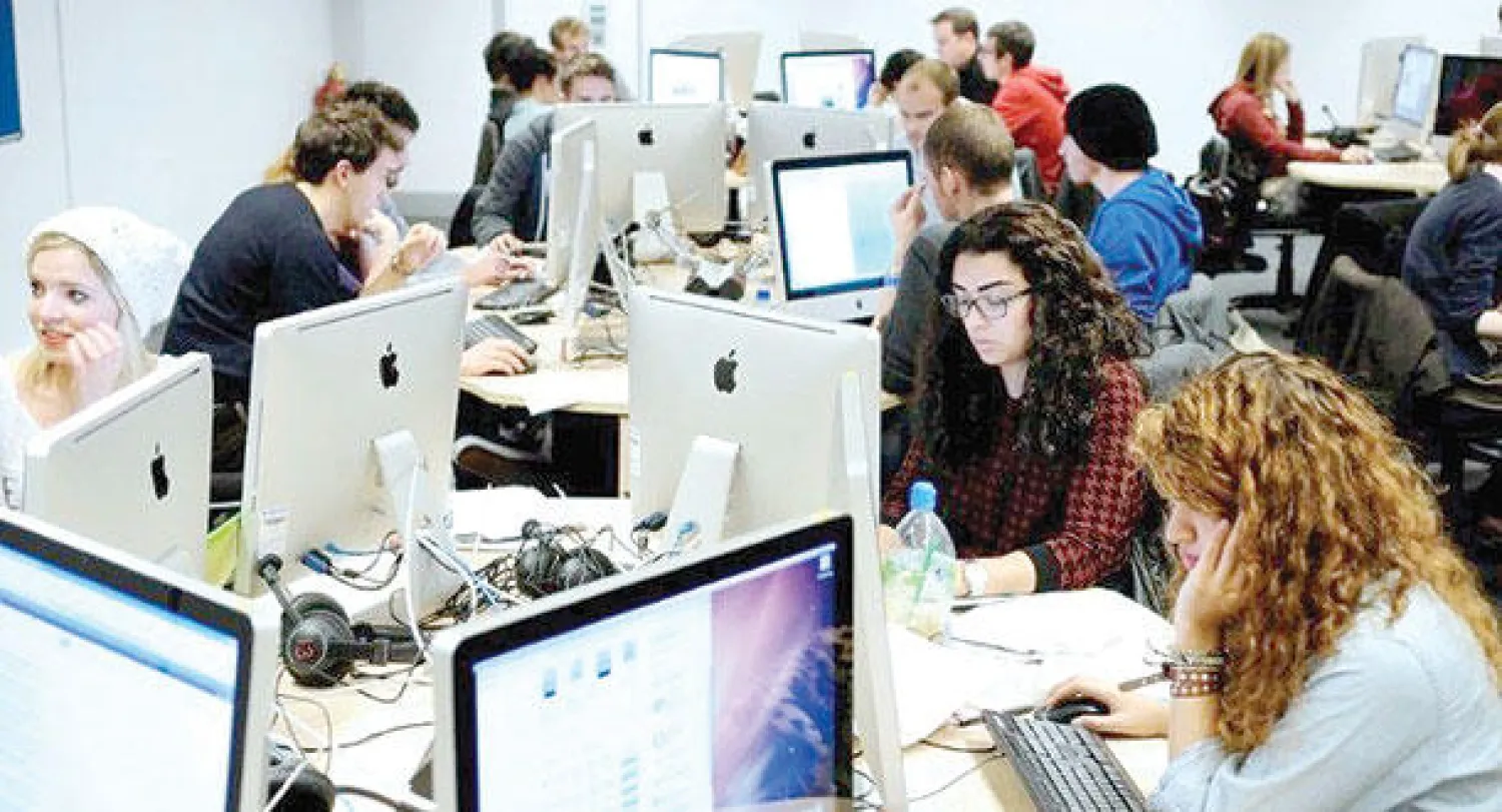 كليات الاعلام في جامعة كولمبيا تدرب طلابها اليوم على صحافة الانترنت ({الشرق الأوسط})