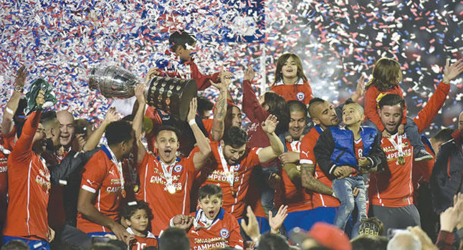 لاعبو تشيلي يحتفلون بالتتويج بكأس كوبا أميركا (أ.ف.ب)