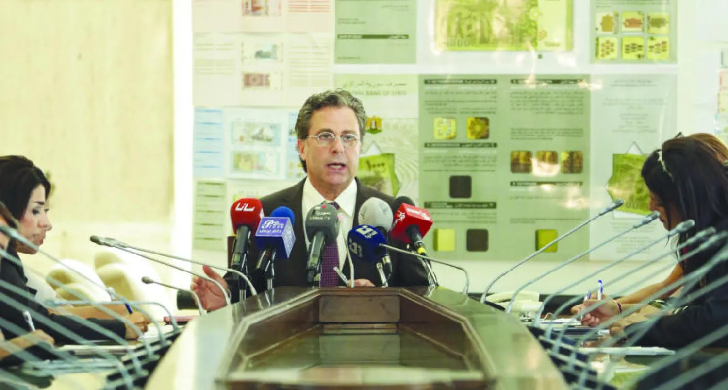 حاكم المصرف المركزي في سوريا أديب ميالة يتحدث في مؤتمر صحافي في دمشق أخيرا حيث نفى تقارير حول ارتفاع معدلات التضخم في البلاد (إ.ب.أ)