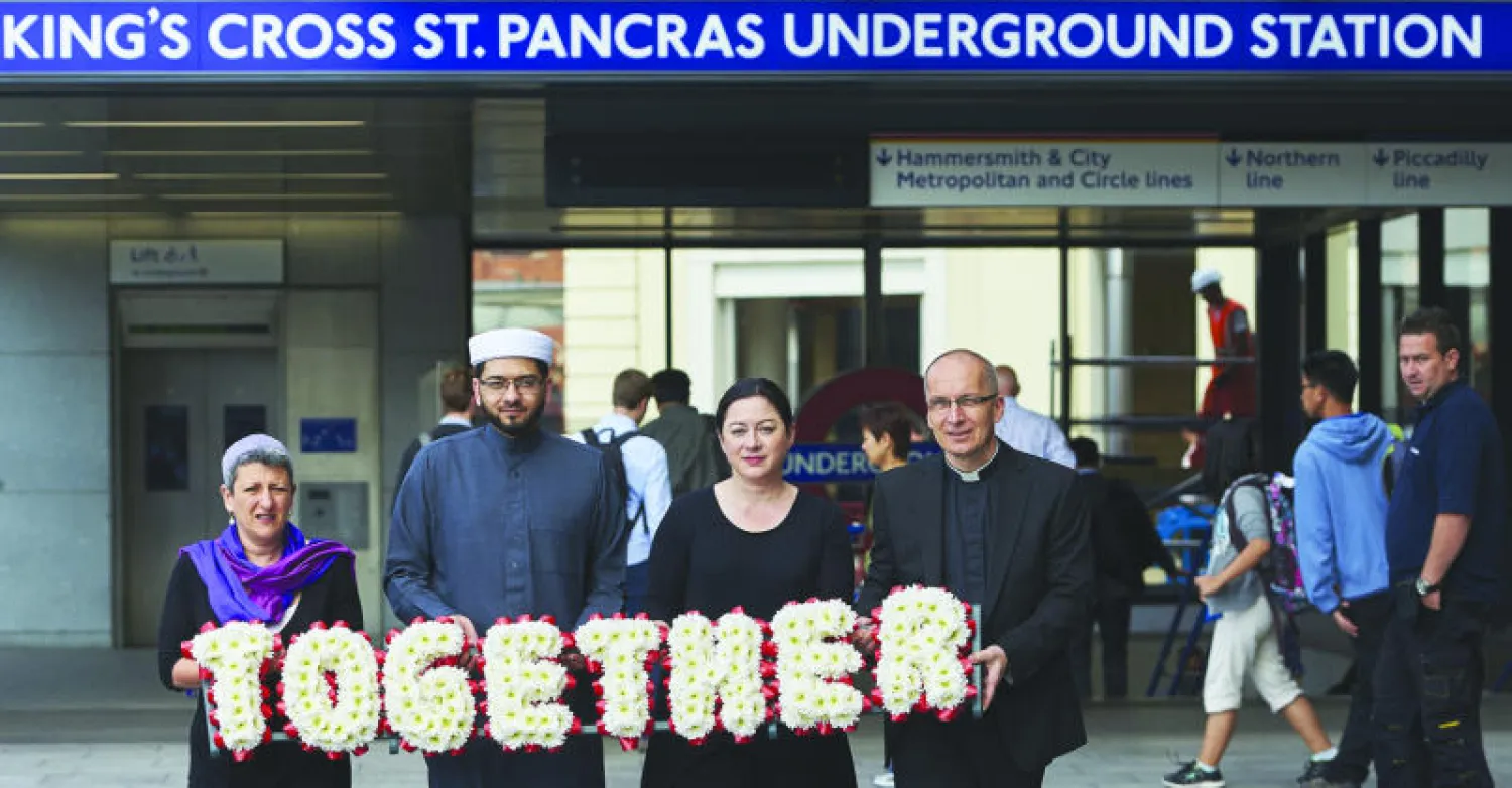 ممثلون عن الديانات المختلفة يحضرون لإحياء الذكرى العاشرة لهجمات لندن بالدعوة لوحدة الصف أمام محطة قطارات «كنغز كروس» التي تعرضت لهجوم إرهابي في مثل هذا اليوم عام 2005 (أ.ف.ب)