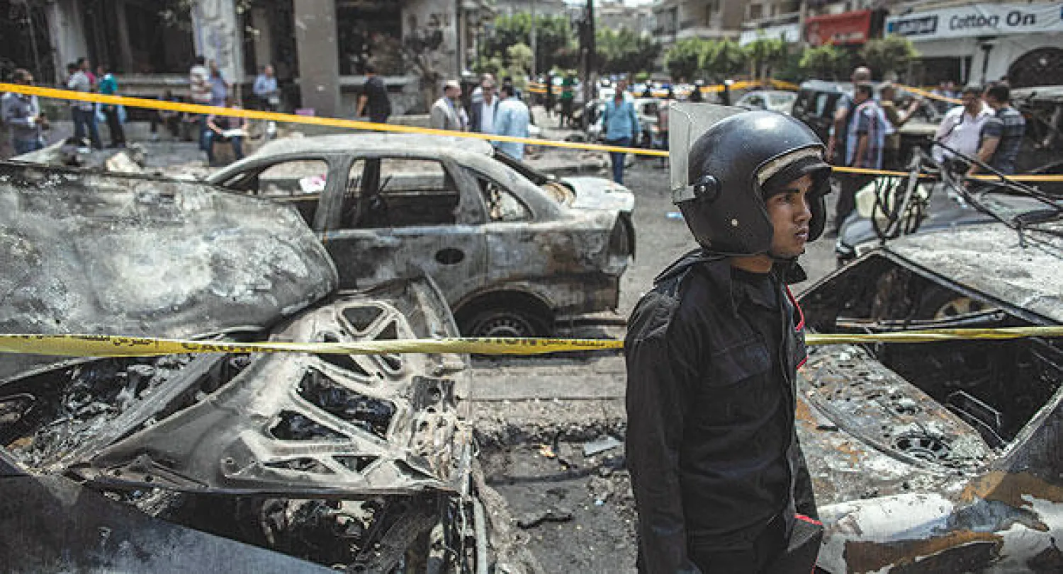 جندي مصري في موقع التفجير الذي أدى إلى مقتل هشام بركات النائب العام المصري يوم الاثنين 29 يونيو الماضي (أ.ب)