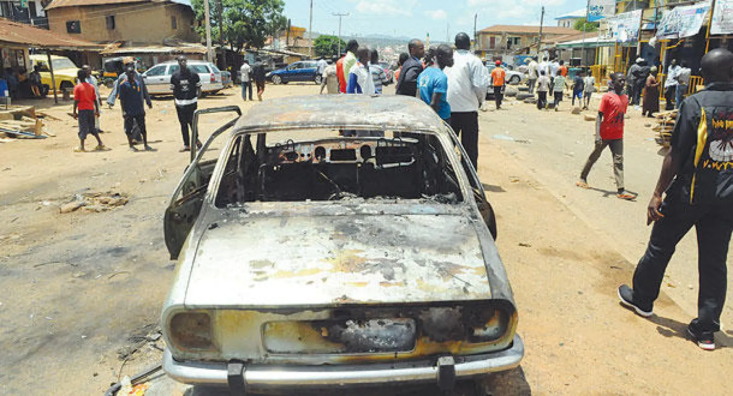 آثار سيارة محطمة عقب يوم من تفجيرين مزدوجين في جوس بنيجيريا (أ.ف.ب)