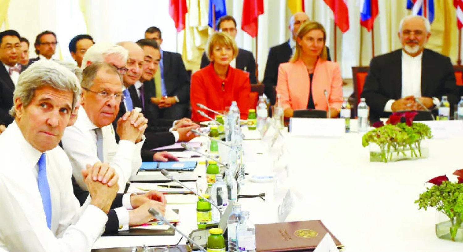 جانب من اجتماع الدول الست الكبرى مع الوفد الإيراني خلال المحادثات النووية في فيينا أمس (رويترز)