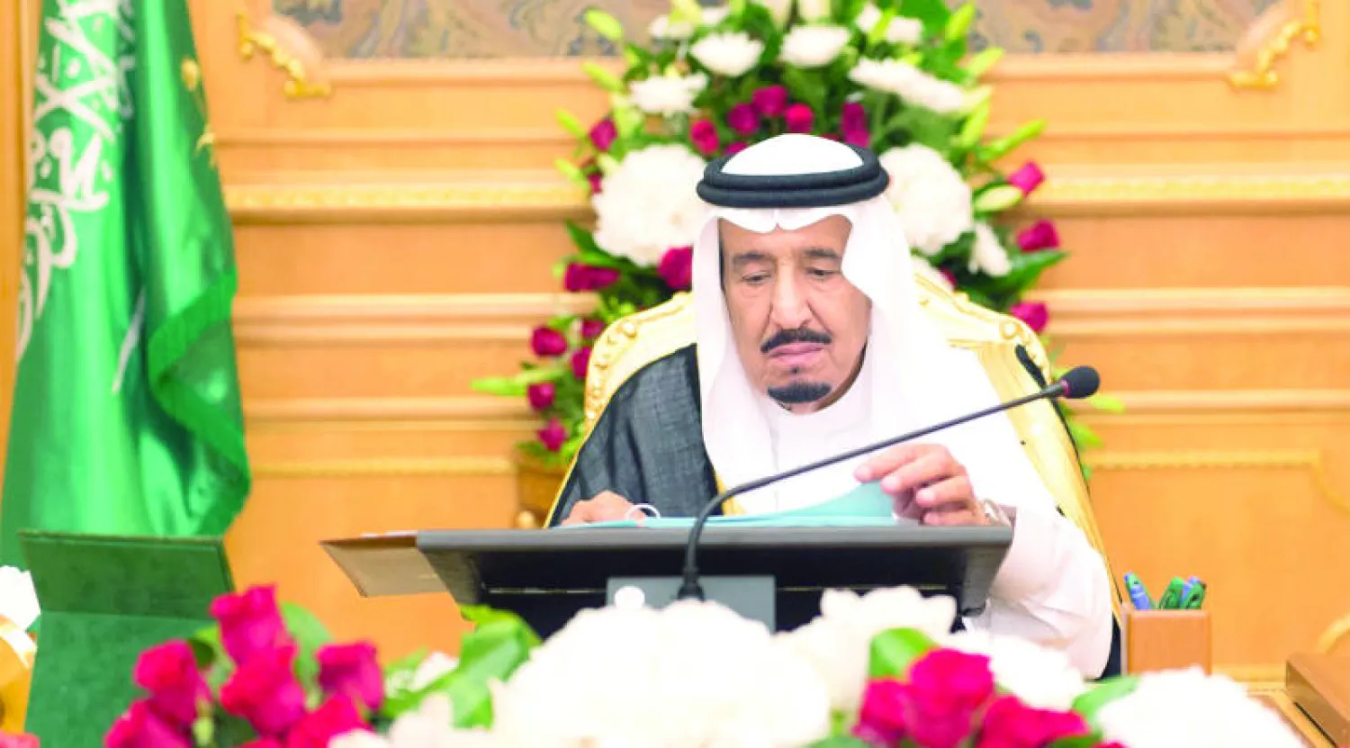 خادم الحرمين الشريفين الملك سلمان بن عبد العزيز لدى ترؤوسه جلسة مجلس الوزراء التي عقدت في قصر الصفا بمكة المكرمة (واس)