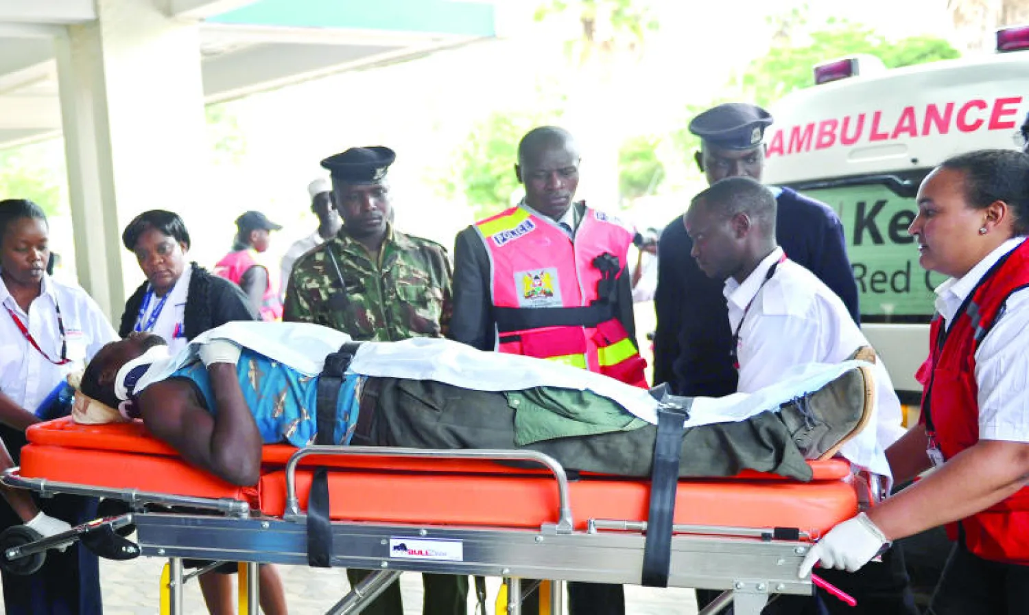 عمال الإنقاذ يسعفون أحد ضحايا الهجوم الذي نفذته حركة الشباب وخلف مقتل 14 عاملا شمال شرقي كينيا أمس (أ.ف.ب)