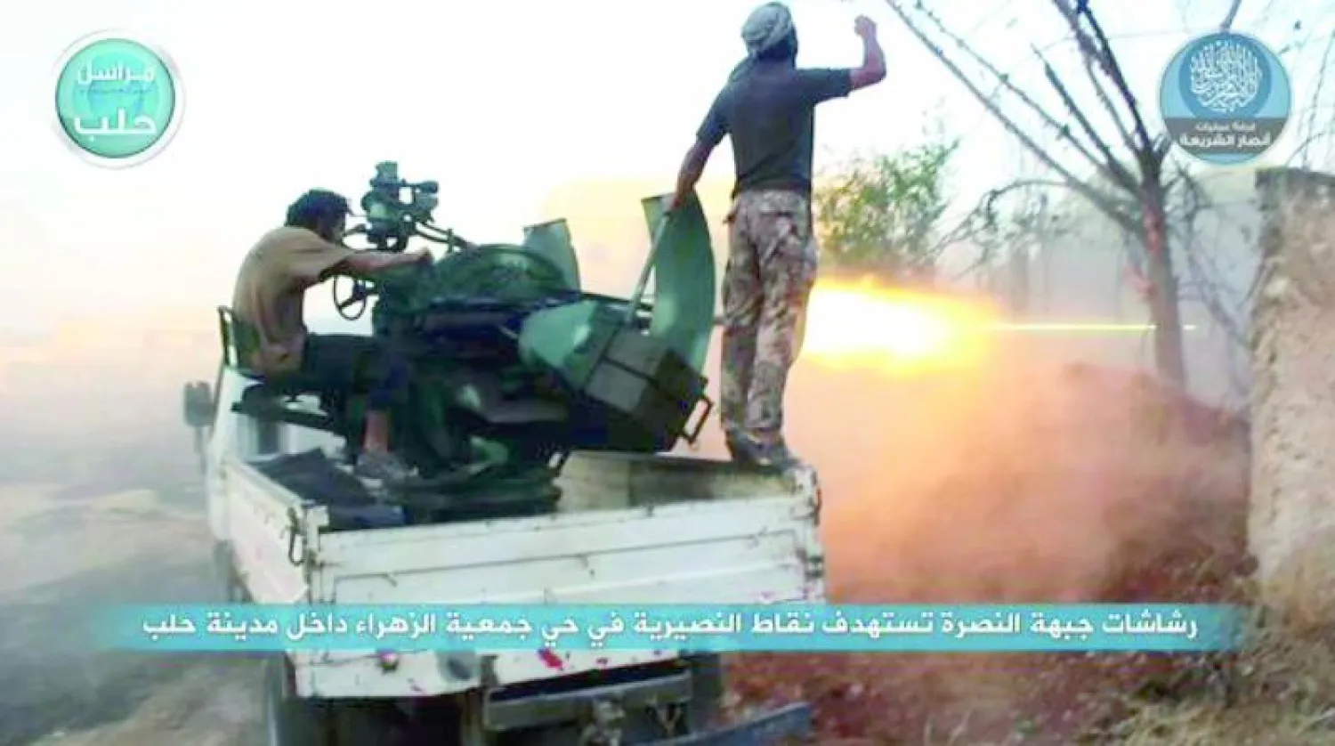 صورة نشرها حساب لـ«جبهة النصرة» على «تويتر» تبين سيارة تابعة لها تطلق النار على قوات النظام في حي الزهراء بحلب حيث مقر المخابرات الجوية الذي تجري حوله المعارك (أ.ب)