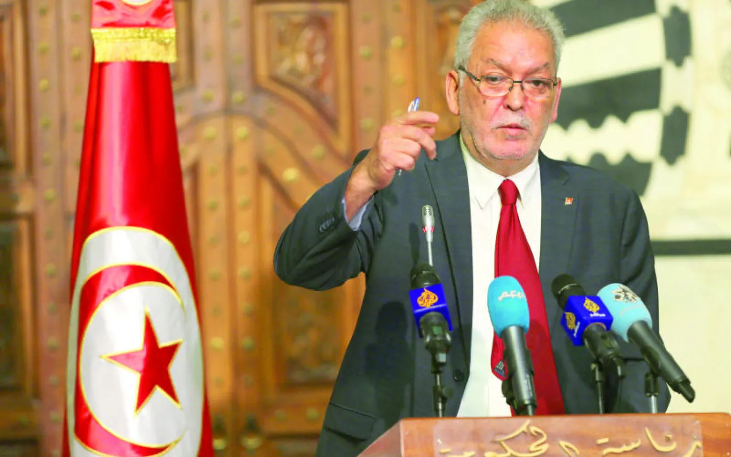 كمال الجندوبي الوزير المكلف العلاقات مع الهيئات الدستورية والمجتمع المدني في مؤتمر صحافي مع ممثلي وسائل الإعلام الأجنبية أمس بقصر الحكومة (إ.ب.أ)