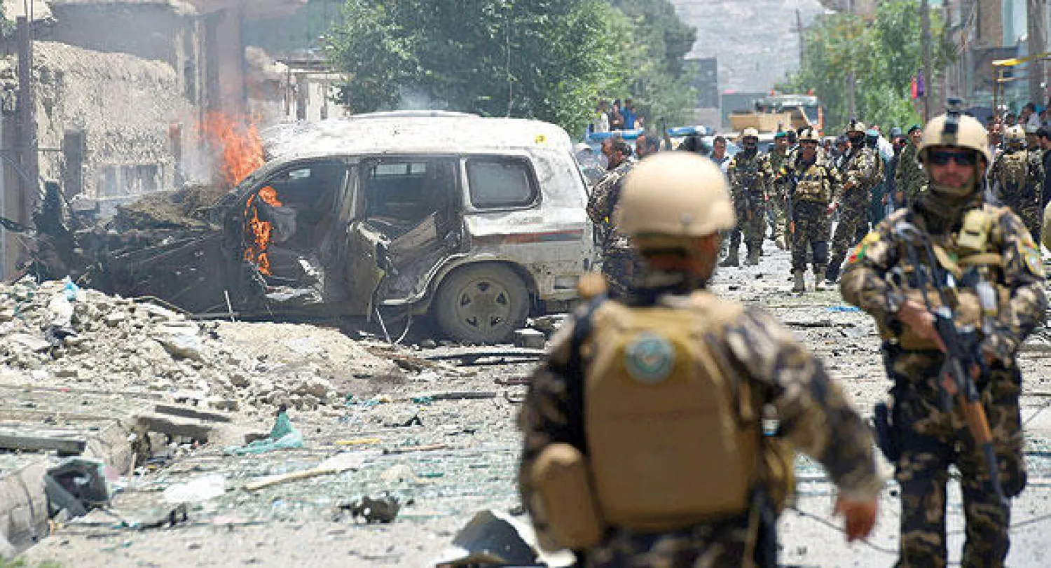 جنود أفغان أمام موقع انفجار القنبلة التي استهدفت قوات حلف شمال الأطلسي في كابل أمس (أ.ف.ب)