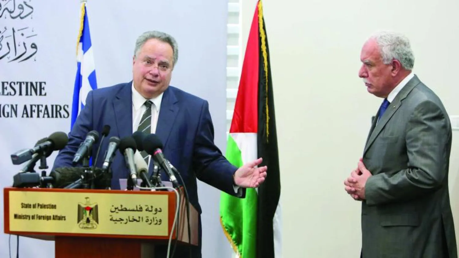 وزير الخارجية اليوناني نيكوس كوتزياس ونظيره الفلسطيني رياض المالكي خلال مؤتمرهما الصحافي المشترك أمس (أ.ف.ب)