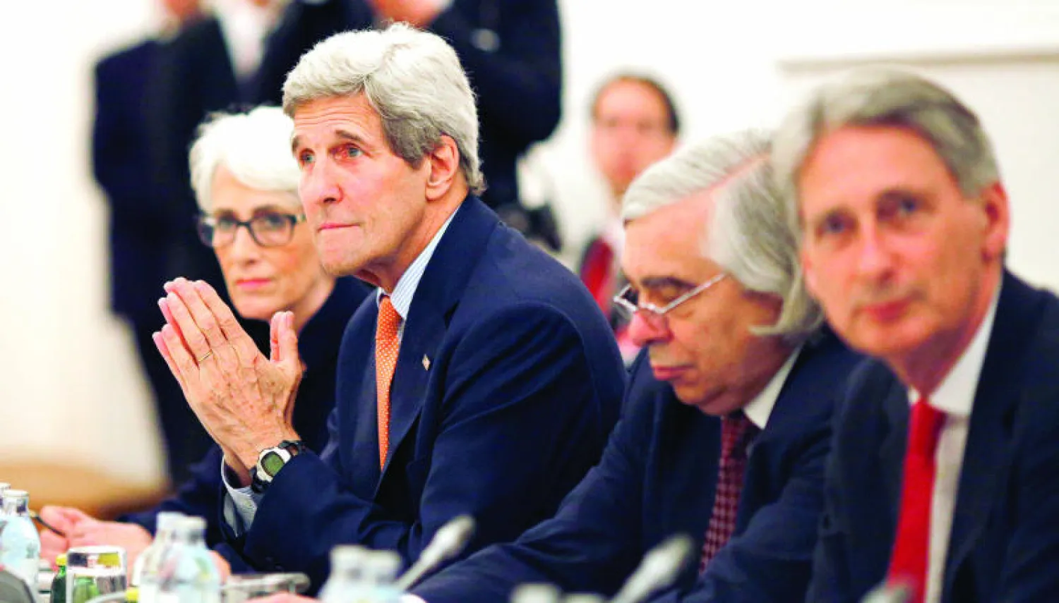 وزير الخارجية الأميركي مع وزراء خارجية بريطانيا وفرنسا والصين وروسيا وألمانيا والاتحاد الأوروبي وإيران خلال اجتماعات فيينا أمس (أ.ب)