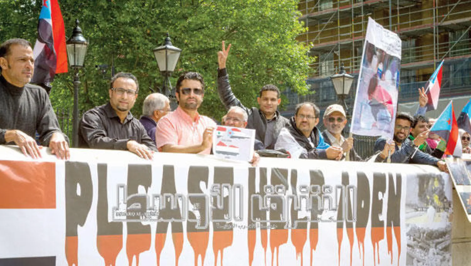 يمنيون خلال الوقفة الاحتجاجية أمام البرلمان البريطاني بلندن أمس (تصوير: جيمس حنا)