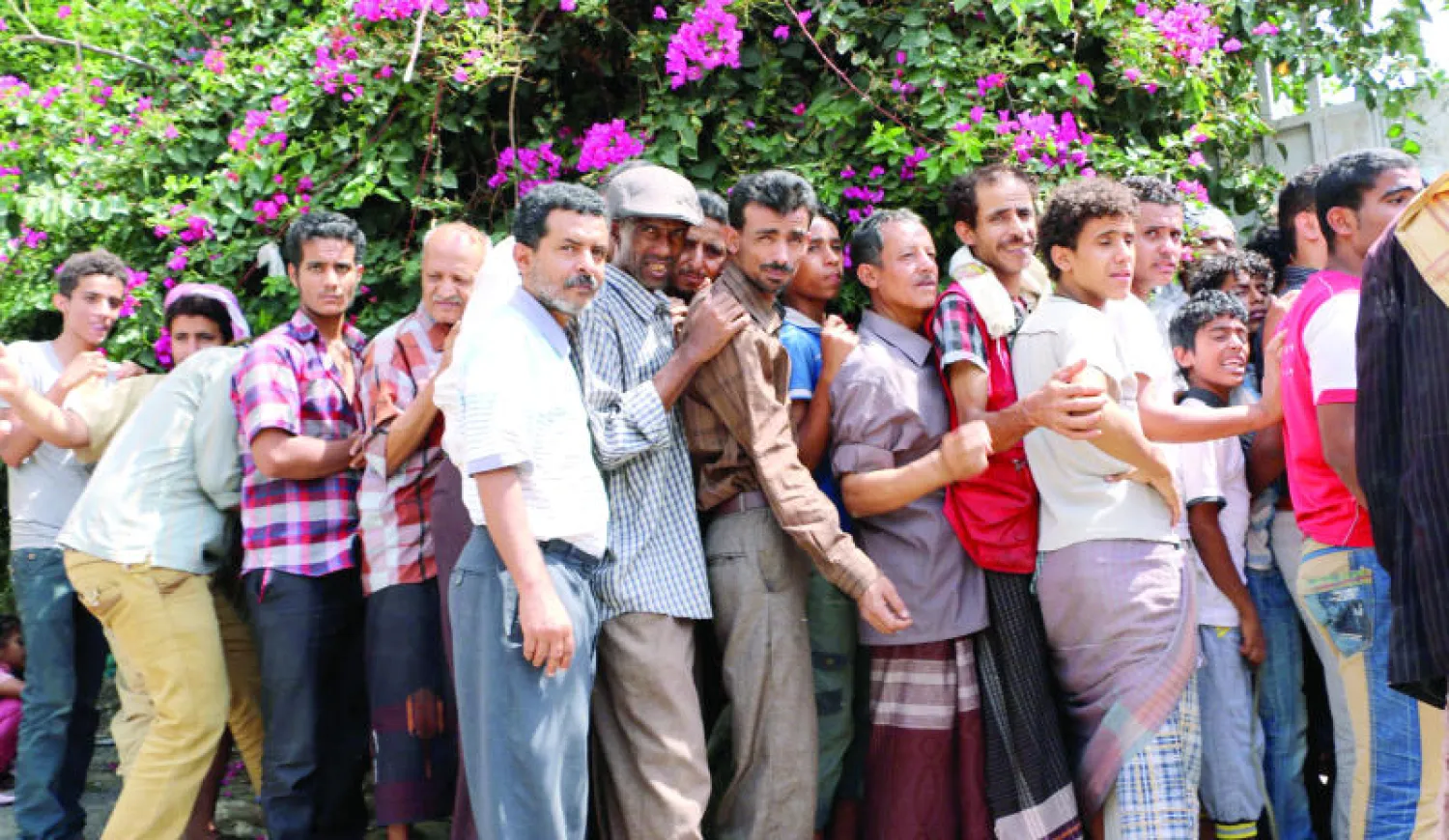 يمنيون ينتظرون في طابور للحصول على مساعدات غذائية في مدينة تعز (ا.ب.ا)
