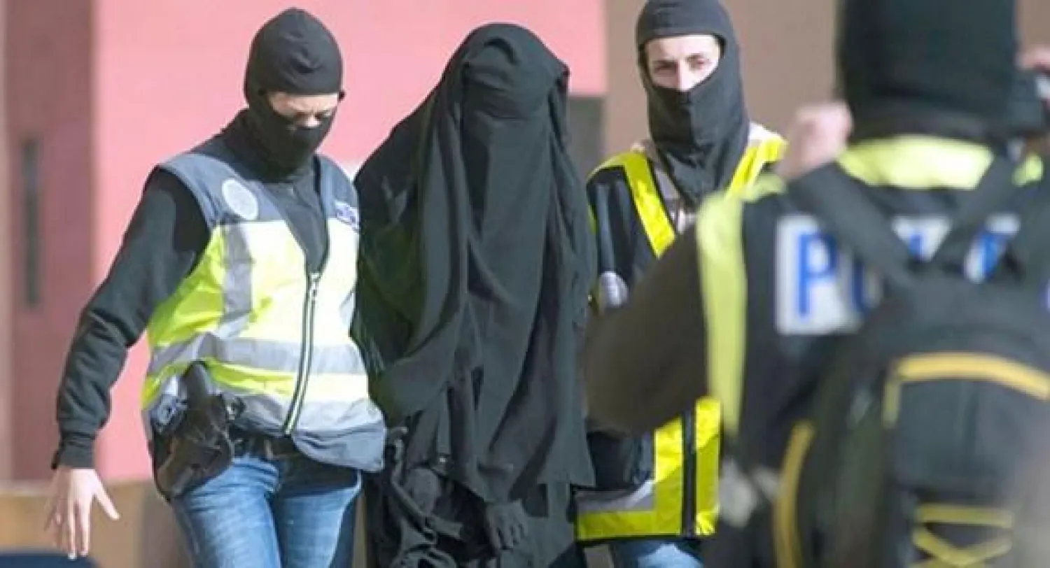 إسبانيا تعتقل امرأة يشتبه بقيامها بتجنيد فتيات لـ«داعش»