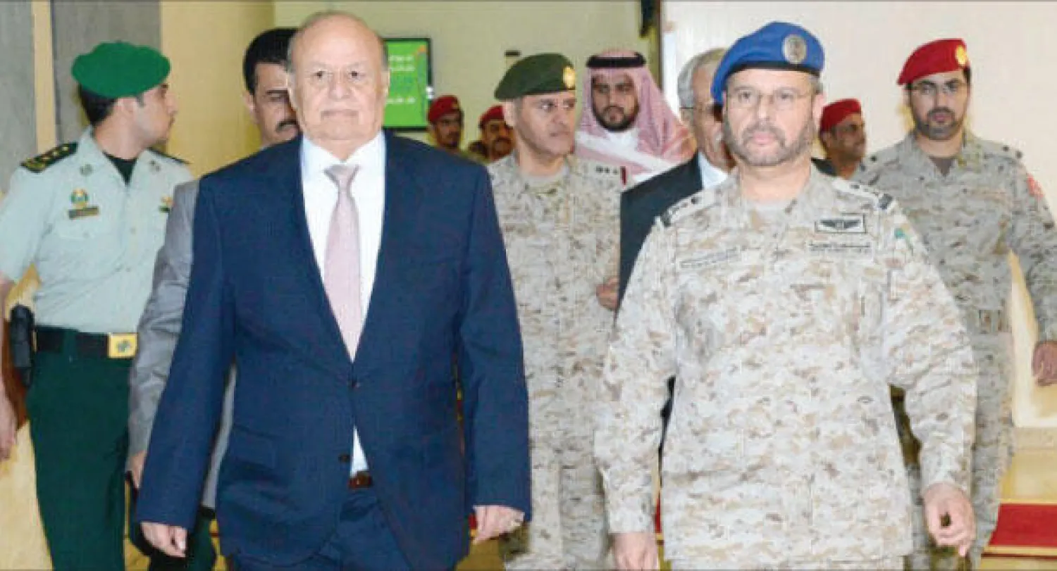 الرئيس اليمني عبدربه منصور هادي خلال زيارته مركز الدفاع الوطني بوازرة الدفاع السعودية أول من أمس (واس)