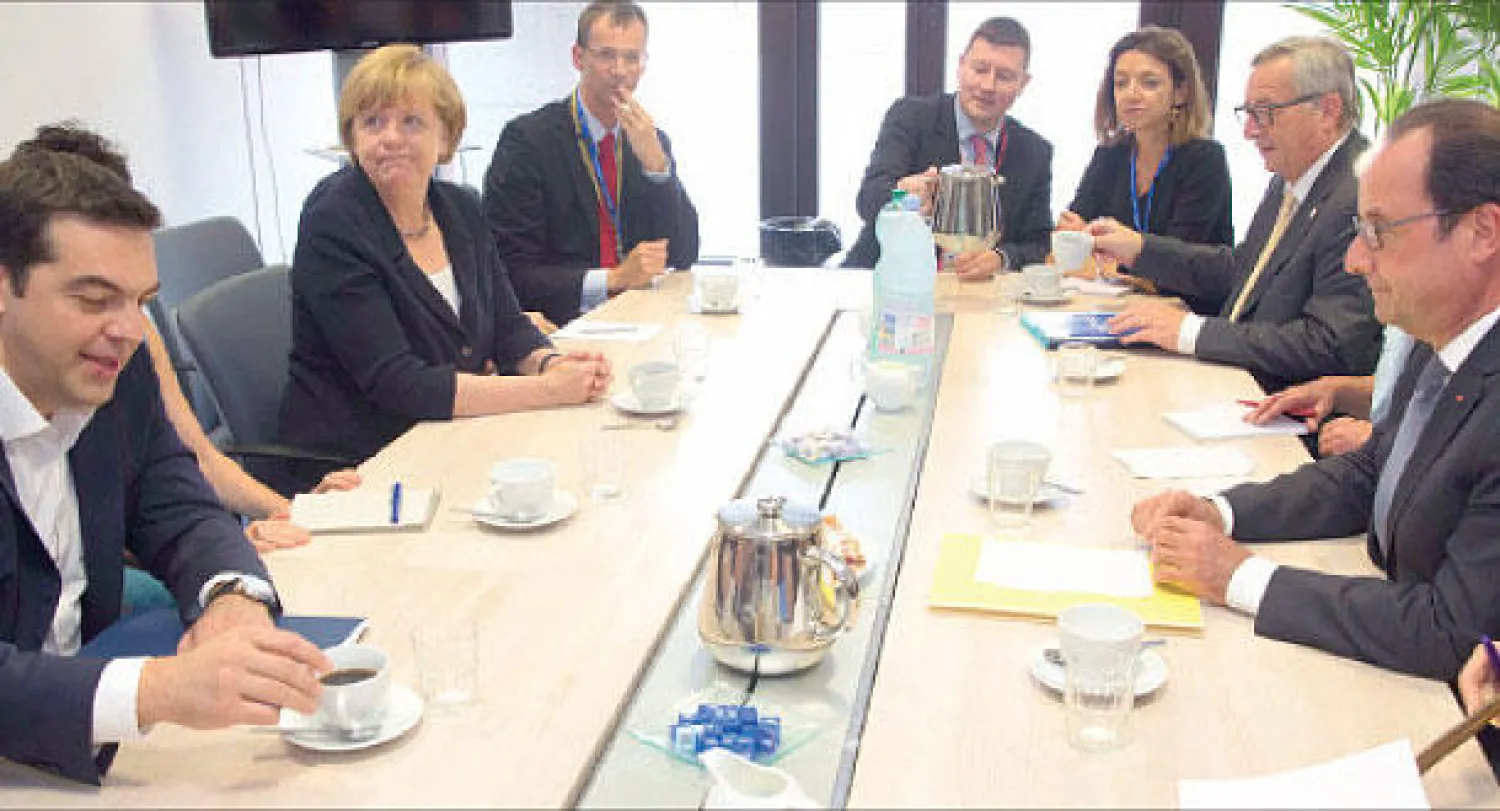 زعماء الاتحاد الأوروبي خلال اجتماعهم أمس لمحاولة إبقاء اليونان في اليورو (إ.ب.أ)